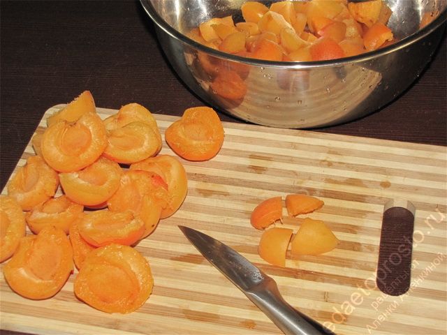 Порезать абрикосы на небольшие кусочки