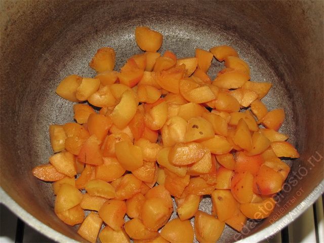 Выложить абрикосы в глубокий казан или кастрюлю