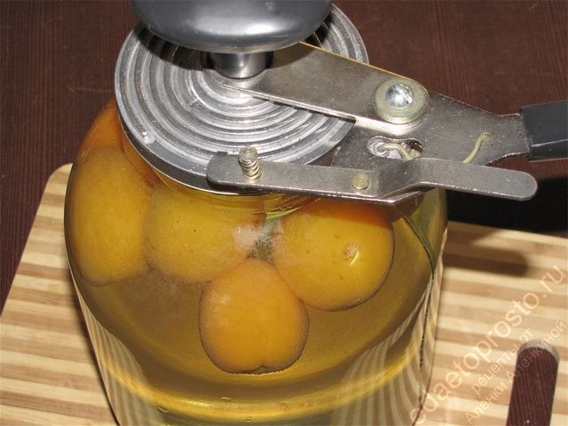 Закатать банку с абрикосовым компотом, фото приготовления компота из абрикосов