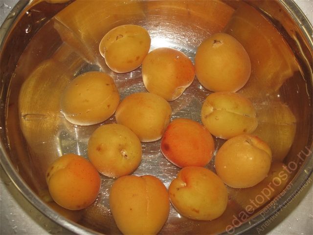Промыть под проточной водой абрикосы