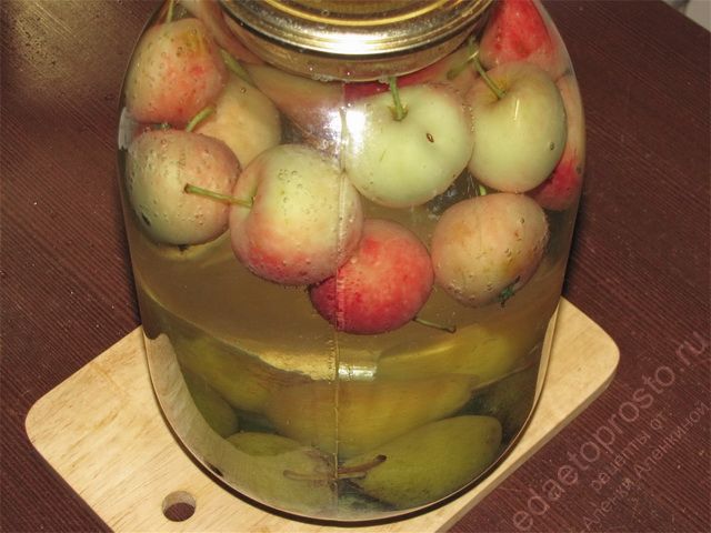 Залить кипяток в банку с яблоками и грушами