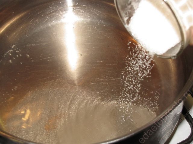 Слить с банки воду в кастрюлю и добавить необходимое количество сахарного песка
