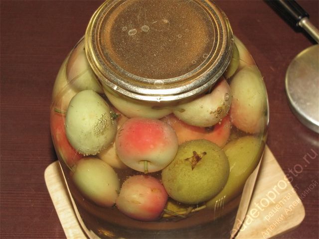 банка с компотом из груш и яблок готова