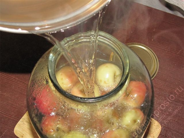 Влить закипевший сироп в банку с яблоками, фото приготовления компота из яблок на зиму