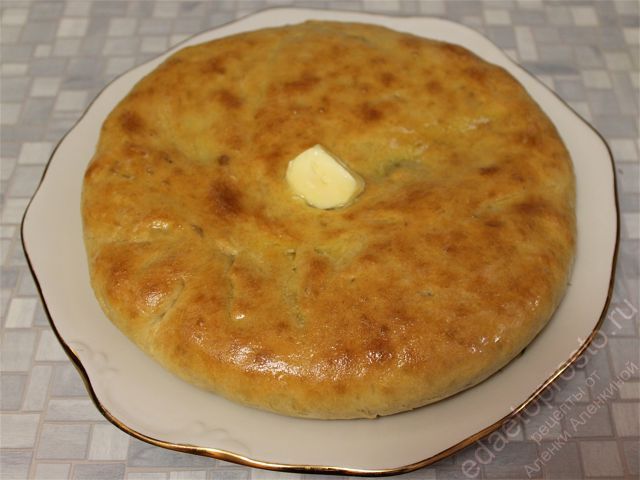 Готовый осетинский пирог выкладываем на большое блюдо фото
