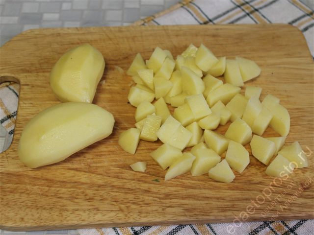 нарезаем крупными кубиками картофель
