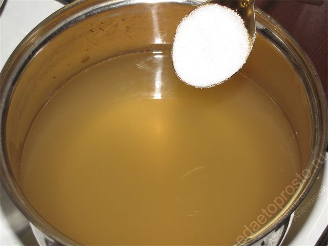 Перелить яблочный сок в кастрюлю и добавить сахар