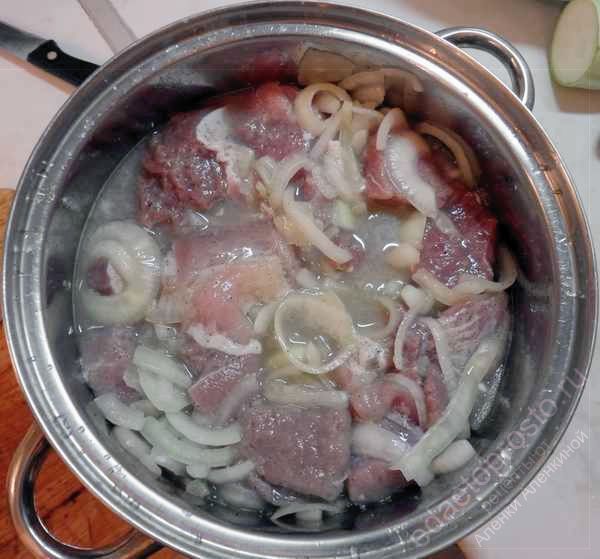 мясо для шашлыка с маринадом в кастрюле
