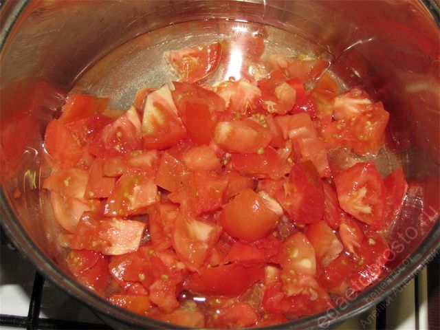 Выложить нарезанные помидоры в кастрюлю