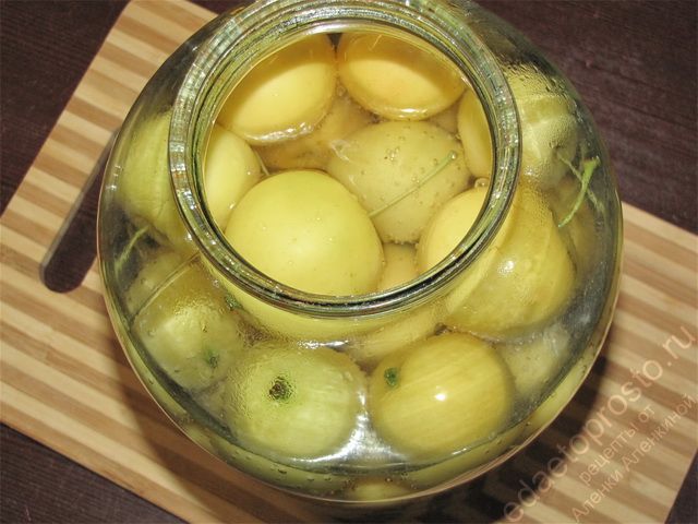 Залить в банку с яблоками и виноградом кипящую воду