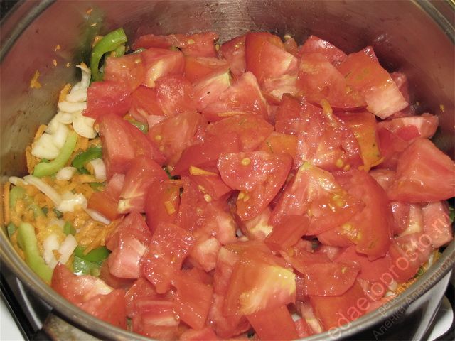 Добавить подготовленные помидоры в кастрюлю, пошаговое фото заготовки овощного салата на зиму