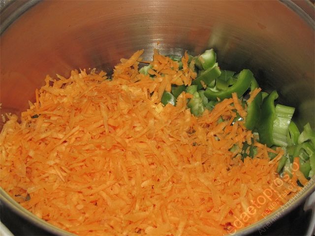 Добавить натертую морковь в кастрюлю