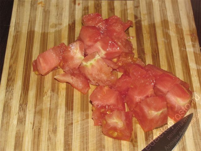 помидоры порезать на кусочки около трех сантиметров