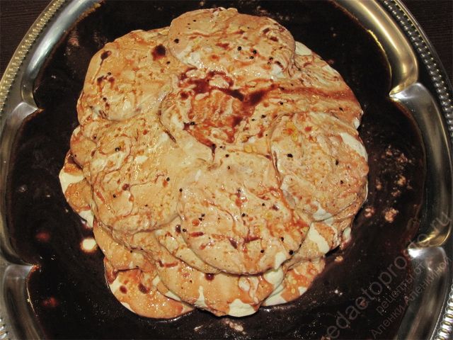 Покрыть всю поверхность «панциря», фото приготовления торта Черепаха