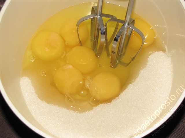 Взбить в глубокой чашке яйца с сахаром