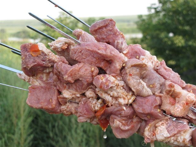 Нанизать куски мяса на шампуры