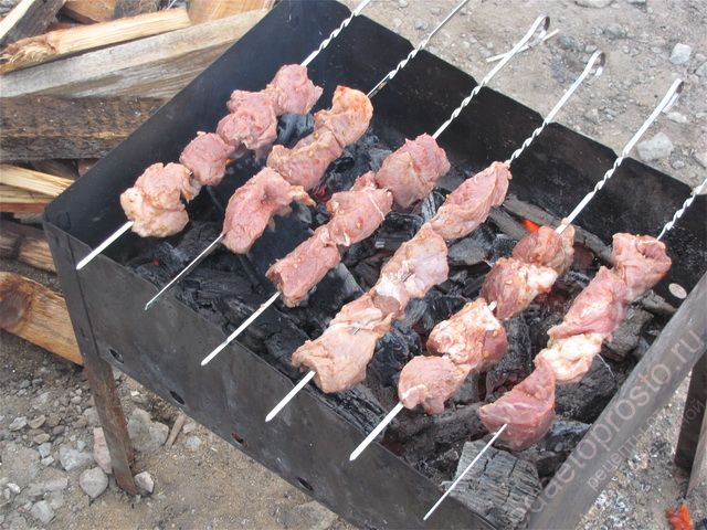 фото шашлыка из свинины жарящегося над раскаленными углями