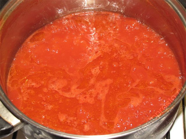 Довести томатный сок с сахаром, с солью и с уксусом до кипения