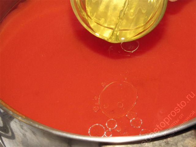 Налить в кастрюлю томатный сок и добавить в него растительное масло
