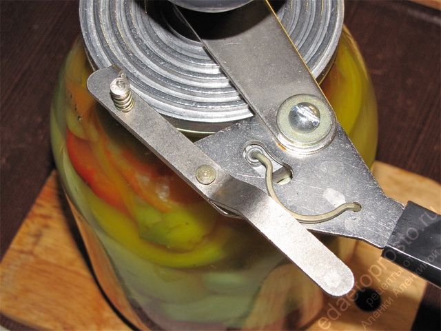 Закупорить консервным ключом горячие крышки, фото приготовления маринованного перца