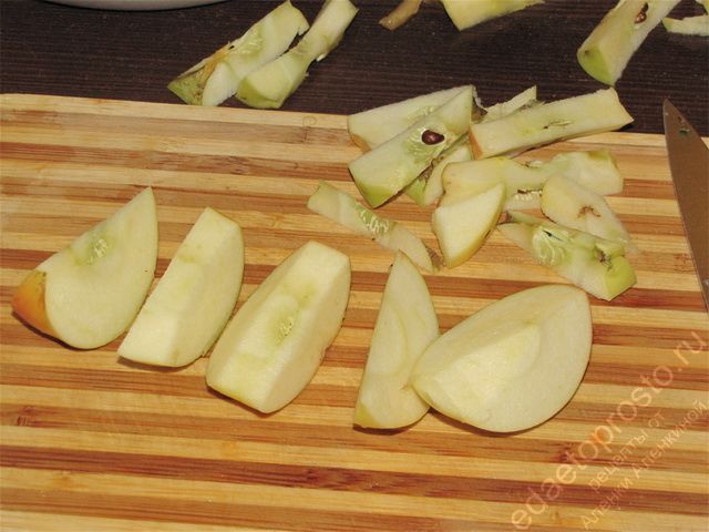 Нарезать яблоки так же на 6 частей