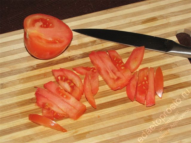 Нарезать томаты соломкой