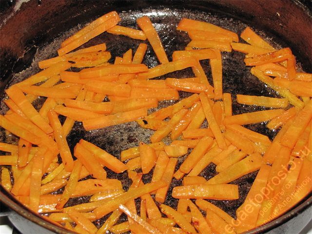 Обжарить морковь на сковороде