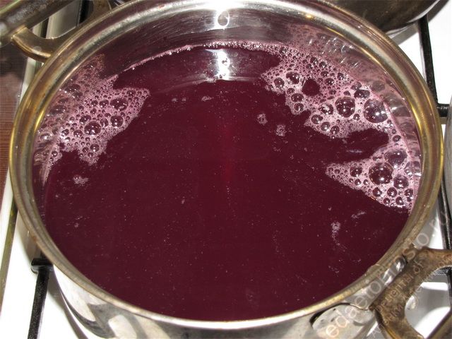 Перелить собранный виноградный сок в кастрюлю и поставить на сильный огонь