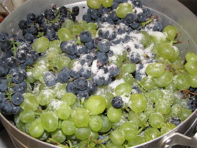 Посыпать сверху на плоды винограда 100 г сахара, пошаговое фото  приготовления виноградного сока