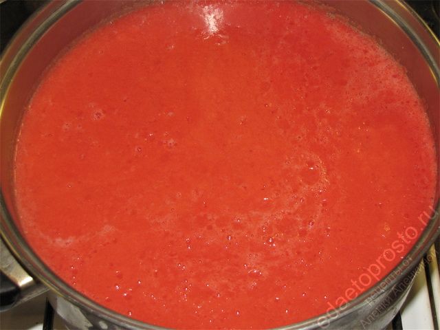 Влить в кастрюлю выжатый сок из томатов