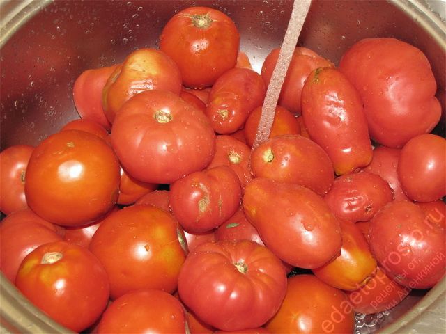 Тщательно промыть под проточной водой спелые томаты