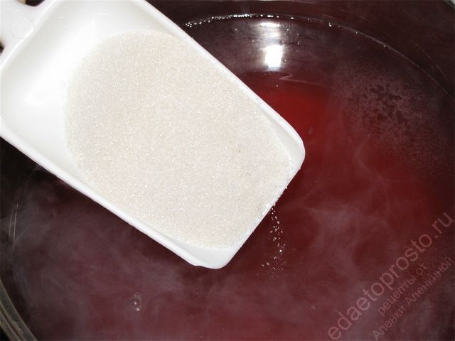 Поставить кастрюлю с собранным яблочно-виноградным соком на сильный огонь и добавить в нее оставшийся сахар
