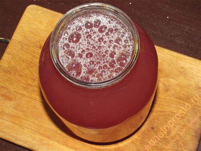 Залить яблочно-виноградный сок доверху