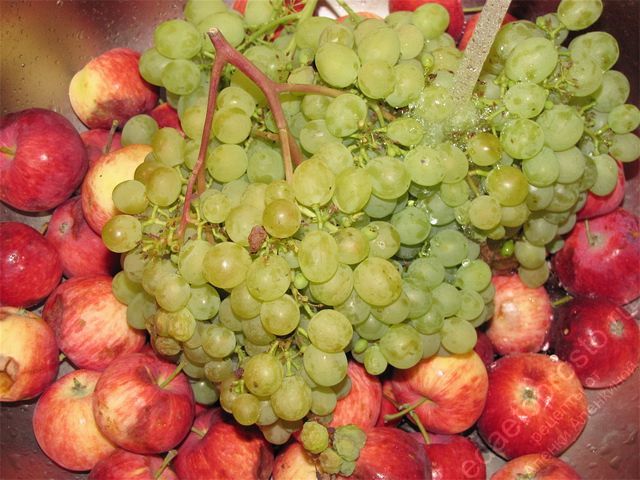 Промыть яблоки и виноград под проточной водой