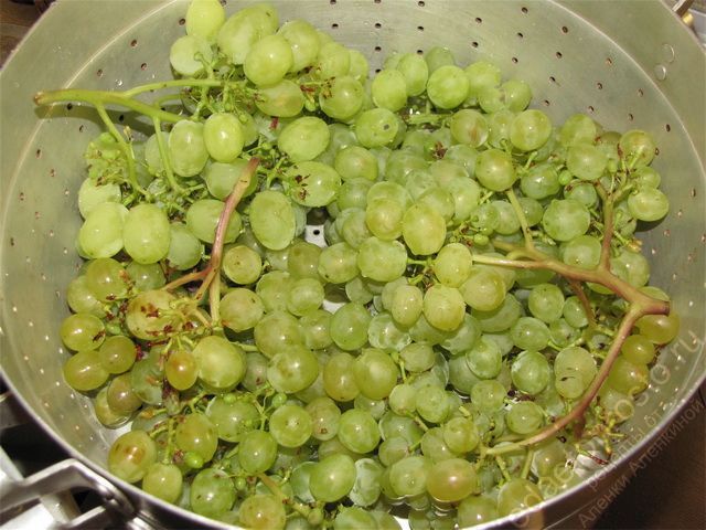 Наполнить чистым виноградом дуршлаг от соковарки наполовину