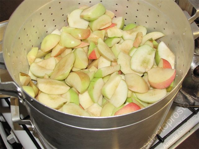 Наполнить подготовленными яблоками дуршлаг от соковарки наполовину