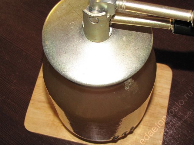 Закатать закаточной машинкой плотно крышку, фото приготовления яблочно-морковного сока на зиму