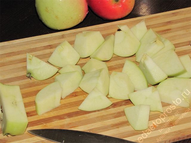 Порезать чистые яблоки на небольшие кусочки