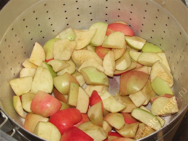 Положить слой подготовленных яблок в дуршлаг от соковарки