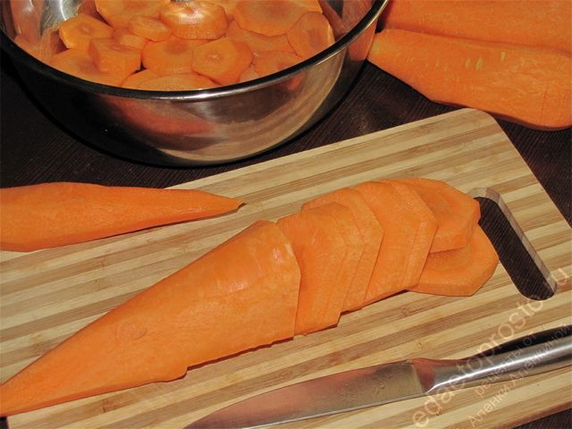 Очистить и помыть морковь и нарезать кружочками толщиной 5-7 мм