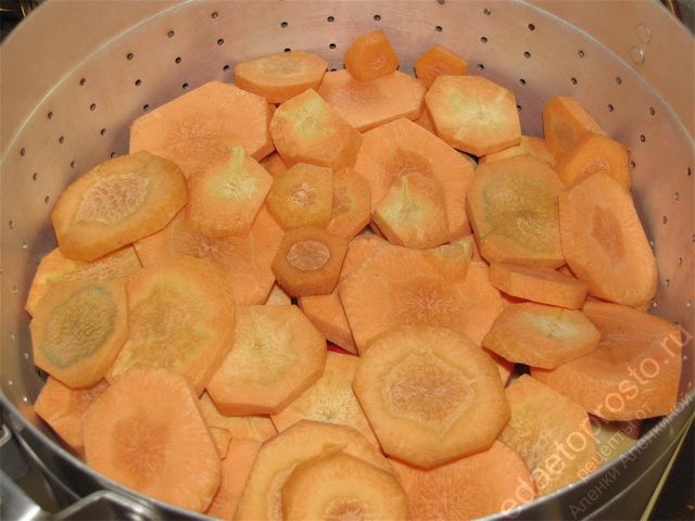 Выложить слой подготовленной моркови поверх яблок, пошаговое фото  приготовления яблочно-морковного сока