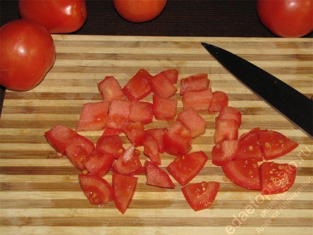 Нарезать томаты небольшим кубиком