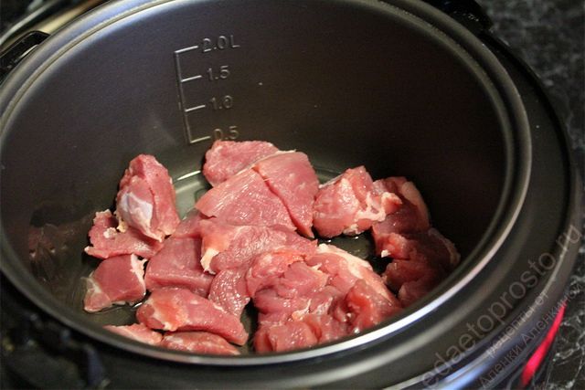 налить растительное масло для жарки и выложить нарезанное мясо