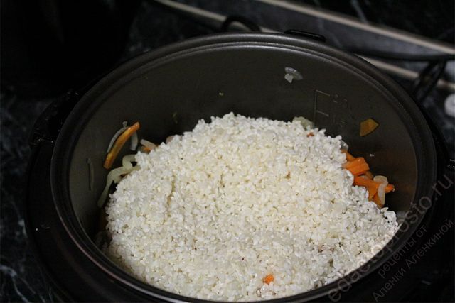 Рис засыпать в мультиварку, фото этапа приготовления плова в мультиварке