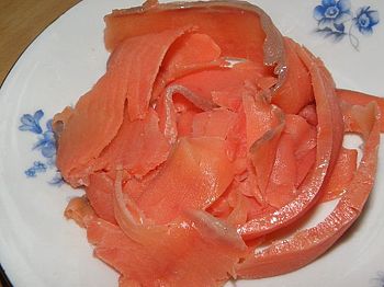 фото слабосоленого филе лосося на тарелке