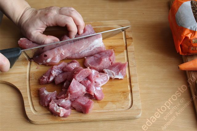 Мясо нарезать небольшими кусочками