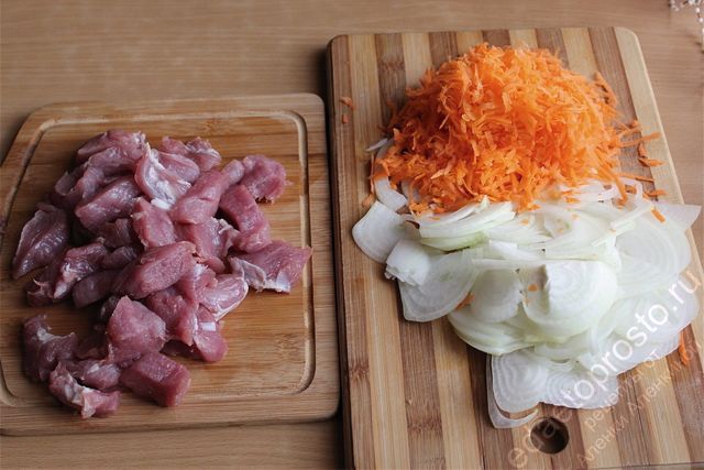 Мясо и овощи готовы для тушения, пошаговое фото  приготовления чечевицы в мультиварке