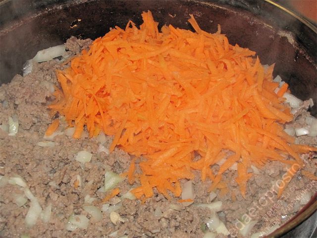 Добавить морковь на обжарку