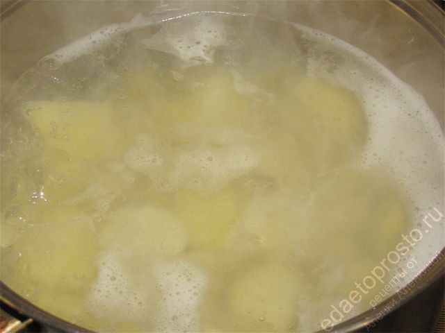 Отварить картофель до готовности