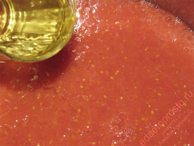 Вылить получившийся сок из томатов в глубокую кастрюлю
